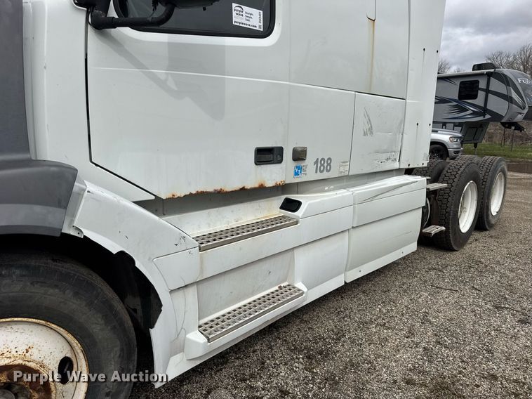 image for item DU3431 2009 Volvo VNL semi truck