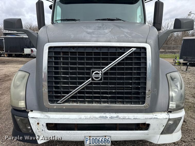 image for item DU3431 2009 Volvo VNL semi truck