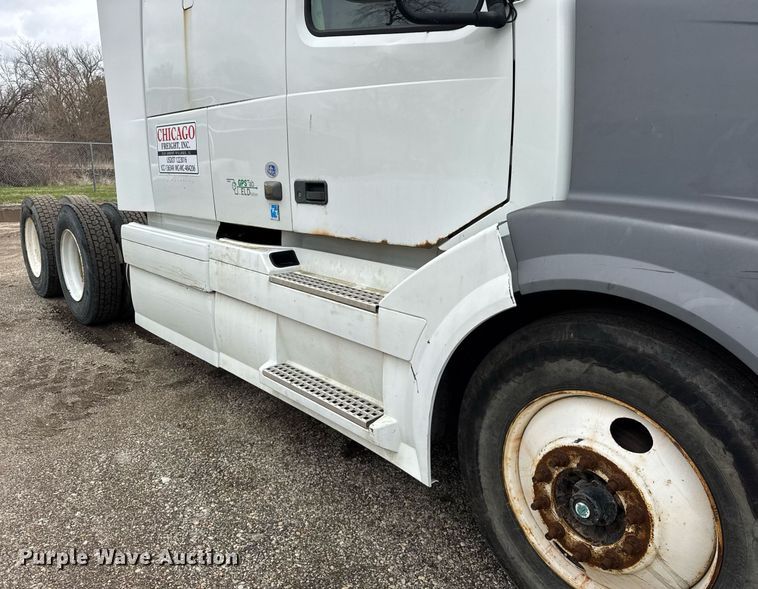 image for item DU3431 2009 Volvo VNL semi truck