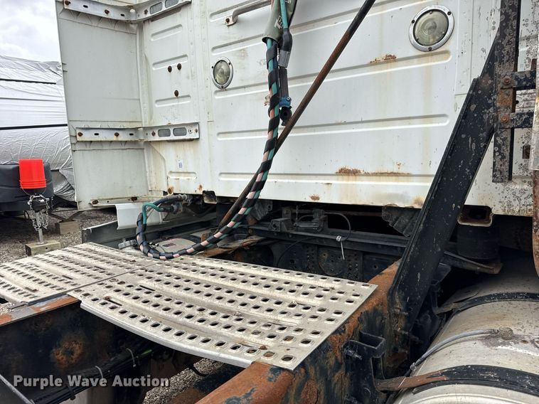 image for item DU3431 2009 Volvo VNL semi truck