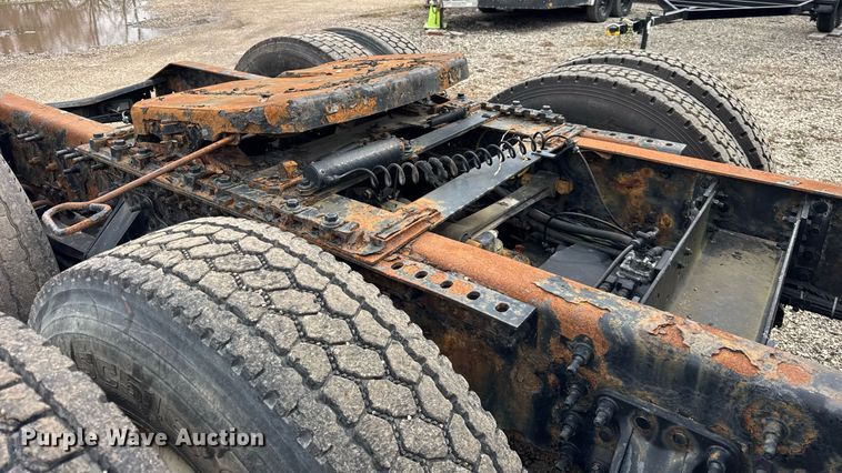 image for item DU3431 2009 Volvo VNL semi truck