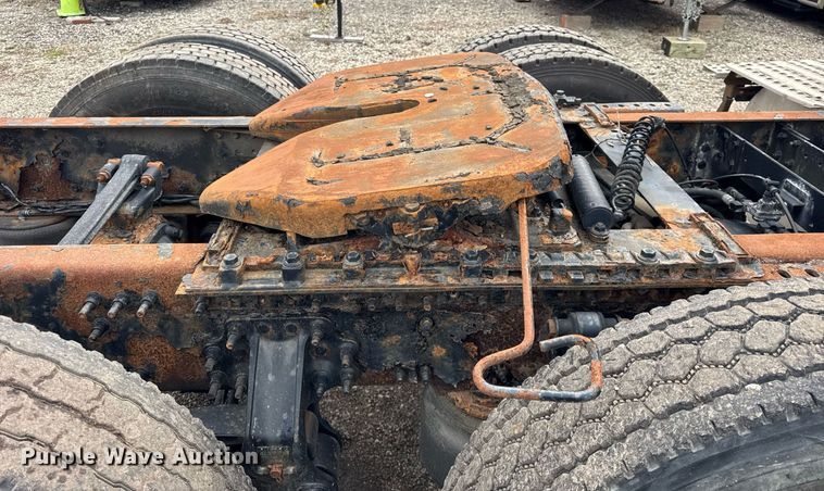 image for item DU3431 2009 Volvo VNL semi truck