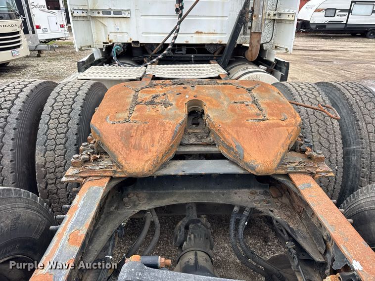 image for item DU3431 2009 Volvo VNL semi truck