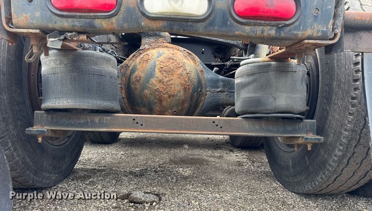 image for item DU3431 2009 Volvo VNL semi truck