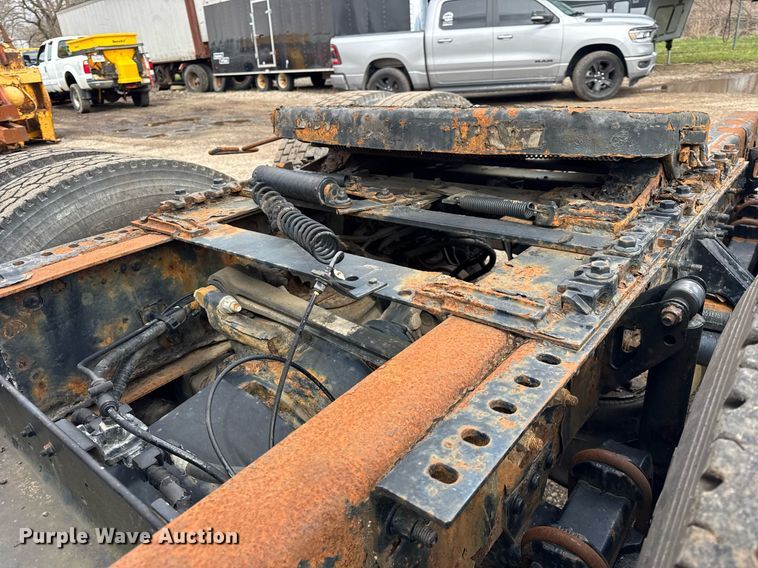 image for item DU3431 2009 Volvo VNL semi truck