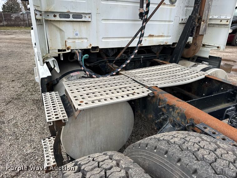 image for item DU3431 2009 Volvo VNL semi truck