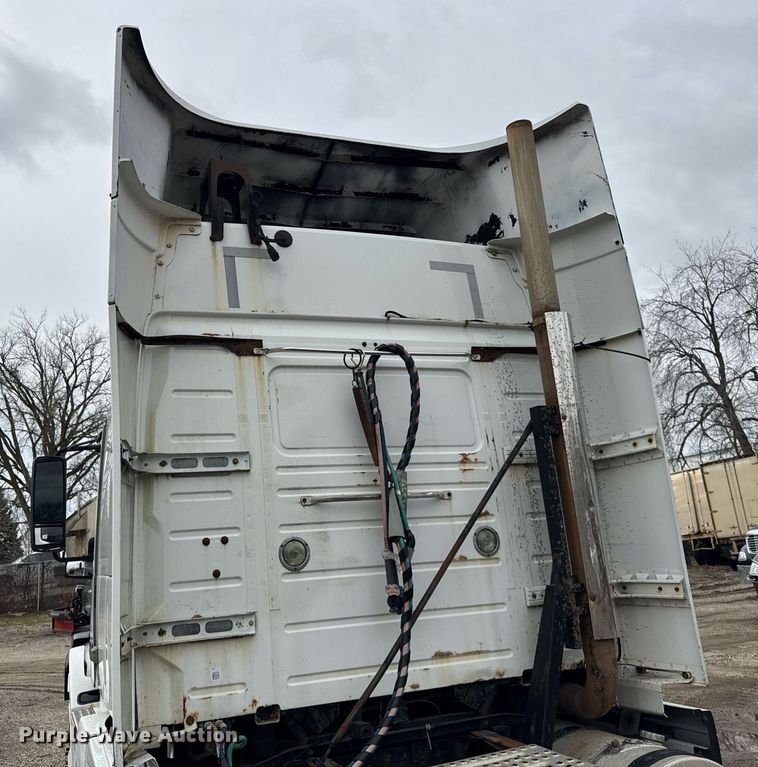 image for item DU3431 2009 Volvo VNL semi truck