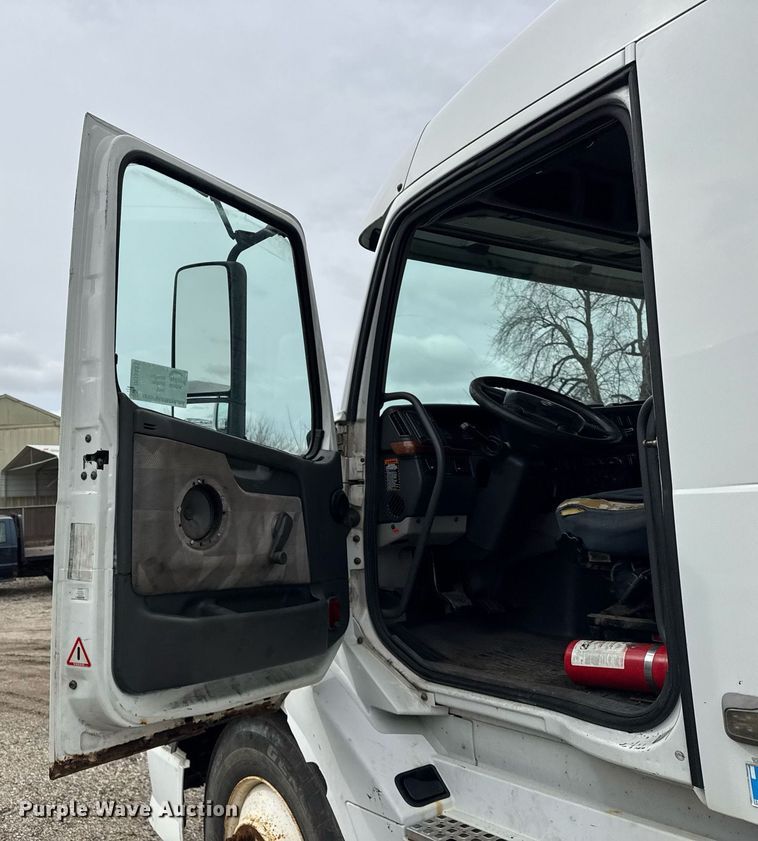 image for item DU3431 2009 Volvo VNL semi truck