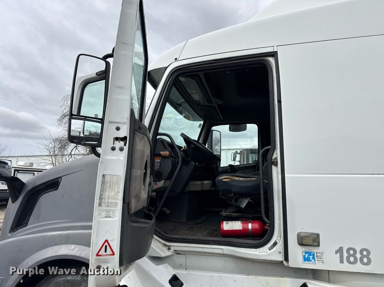 image for item DU3431 2009 Volvo VNL semi truck
