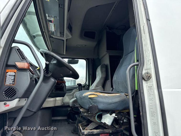 image for item DU3431 2009 Volvo VNL semi truck