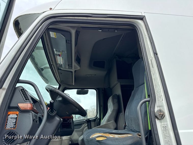 image for item DU3431 2009 Volvo VNL semi truck