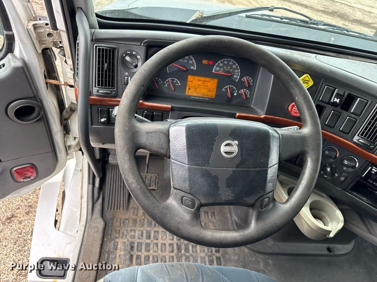 image for item DU3431 2009 Volvo VNL semi truck
