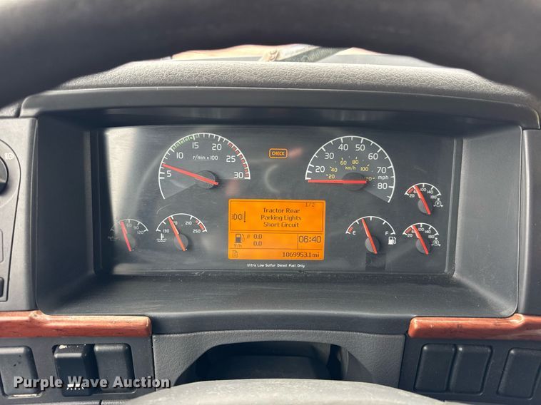 image for item DU3431 2009 Volvo VNL semi truck