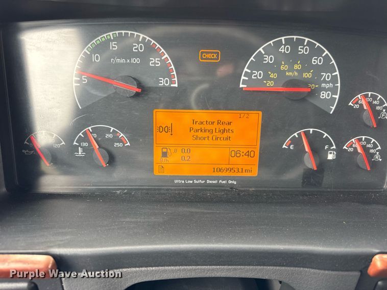 image for item DU3431 2009 Volvo VNL semi truck