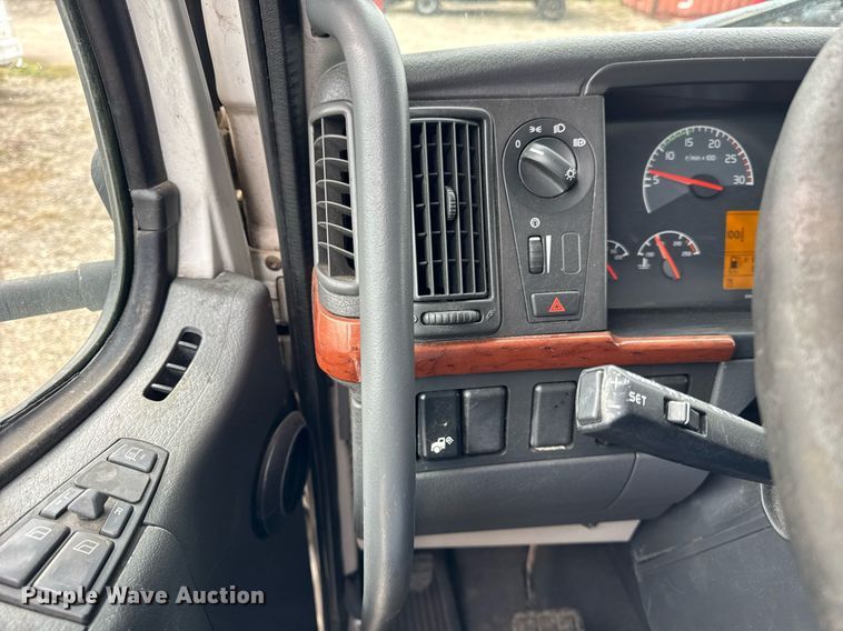 image for item DU3431 2009 Volvo VNL semi truck