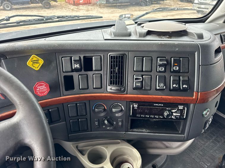 image for item DU3431 2009 Volvo VNL semi truck