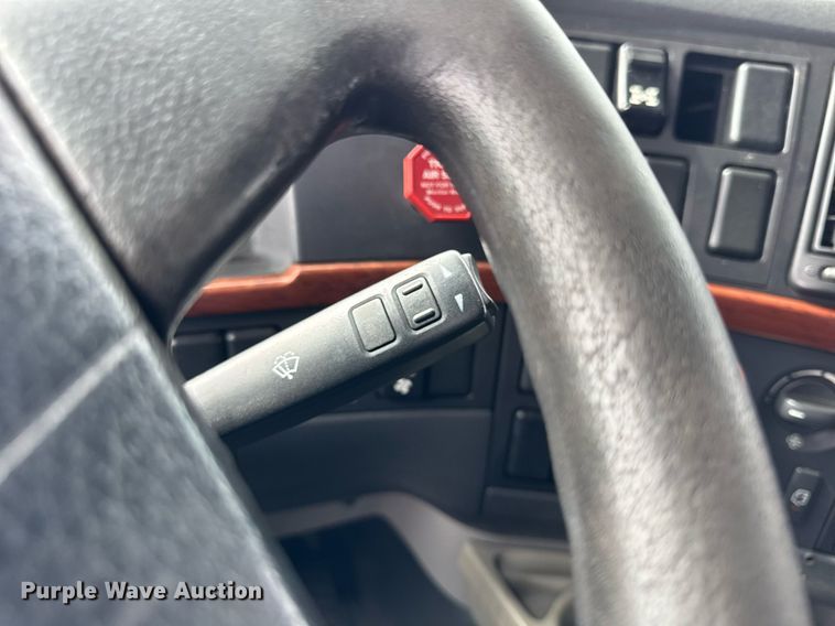 image for item DU3431 2009 Volvo VNL semi truck