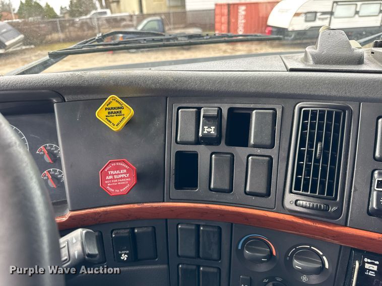 image for item DU3431 2009 Volvo VNL semi truck