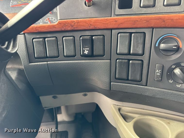 image for item DU3431 2009 Volvo VNL semi truck