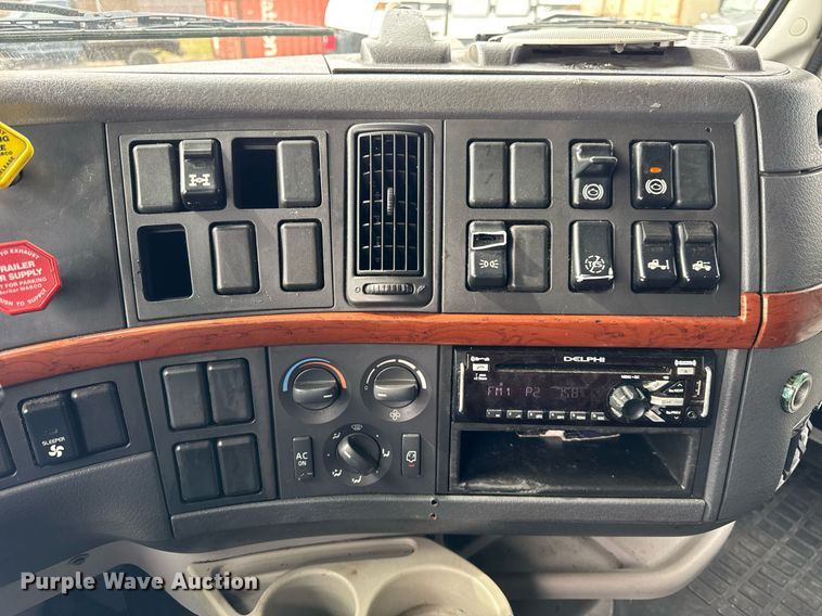 image for item DU3431 2009 Volvo VNL semi truck