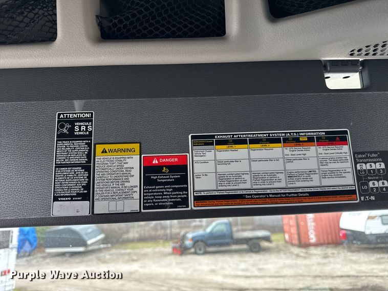 image for item DU3431 2009 Volvo VNL semi truck