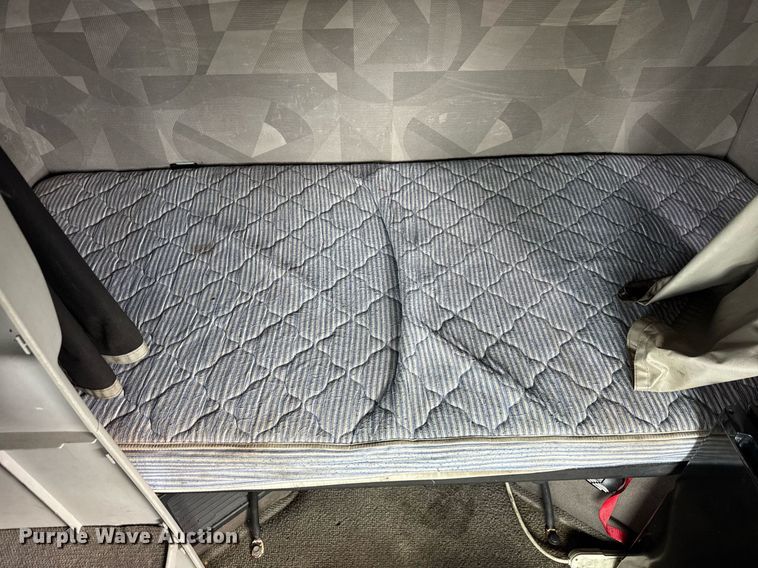 image for item DU3431 2009 Volvo VNL semi truck