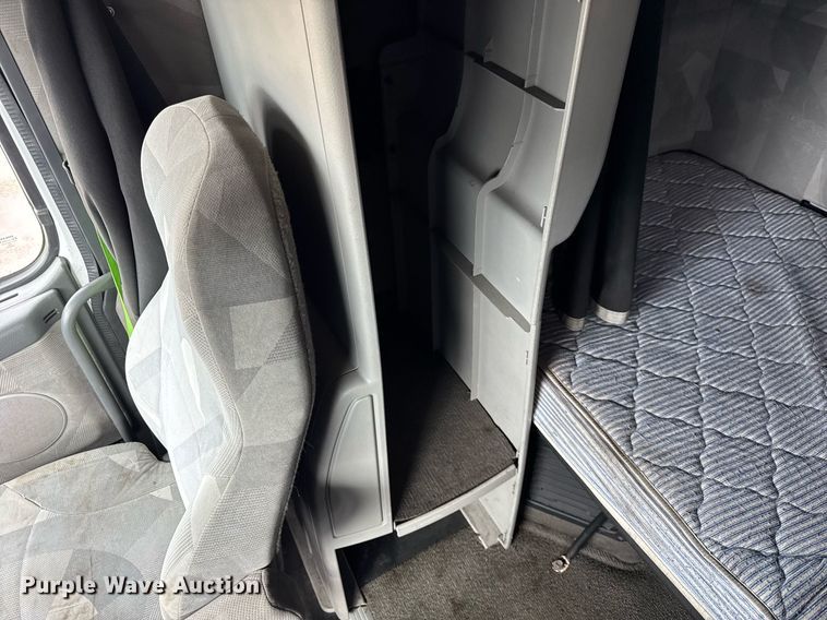 image for item DU3431 2009 Volvo VNL semi truck