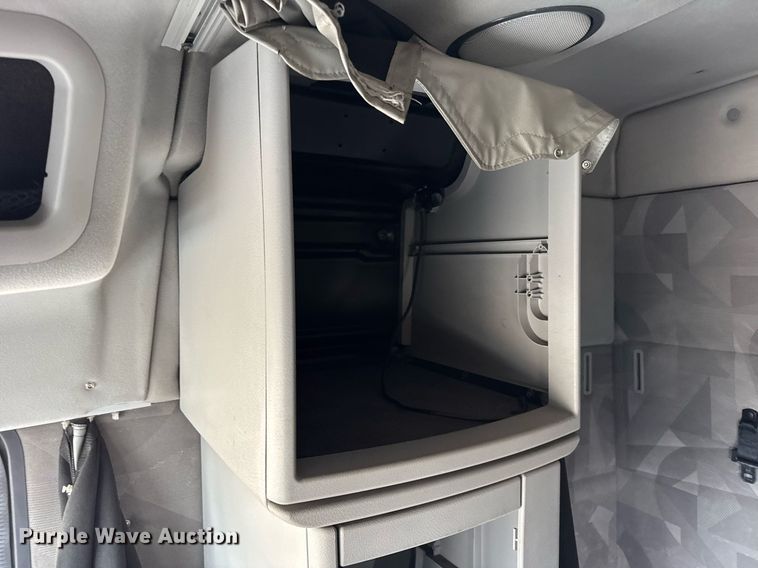 image for item DU3431 2009 Volvo VNL semi truck