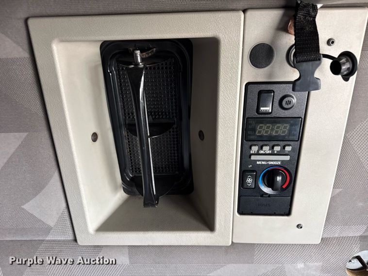 image for item DU3431 2009 Volvo VNL semi truck