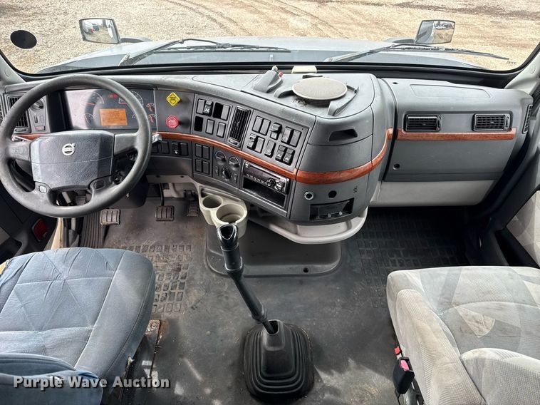 image for item DU3431 2009 Volvo VNL semi truck