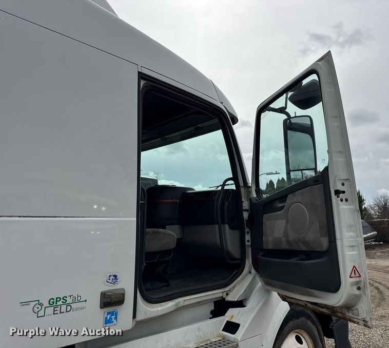 image for item DU3431 2009 Volvo VNL semi truck