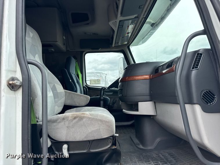 image for item DU3431 2009 Volvo VNL semi truck