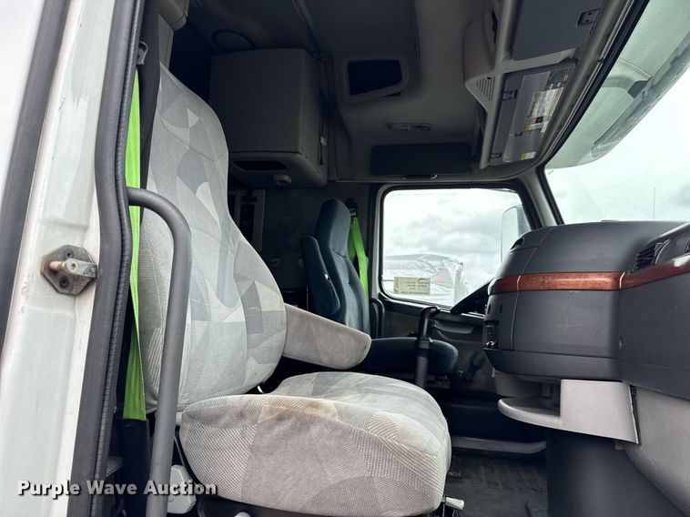 image for item DU3431 2009 Volvo VNL semi truck