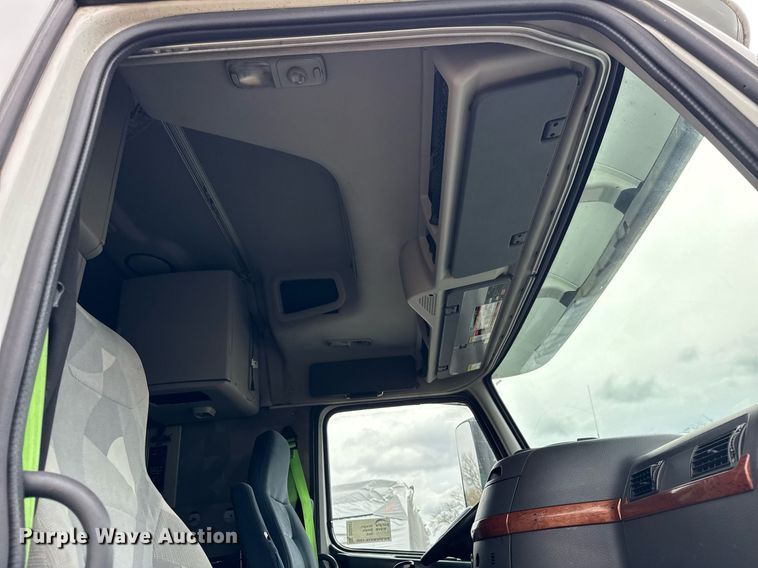 image for item DU3431 2009 Volvo VNL semi truck