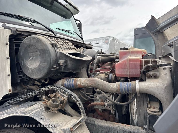 image for item DU3431 2009 Volvo VNL semi truck