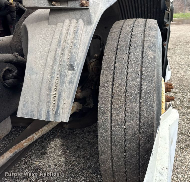 image for item DU3431 2009 Volvo VNL semi truck