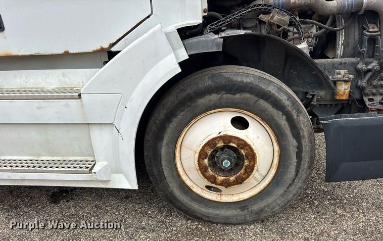 image for item DU3431 2009 Volvo VNL semi truck