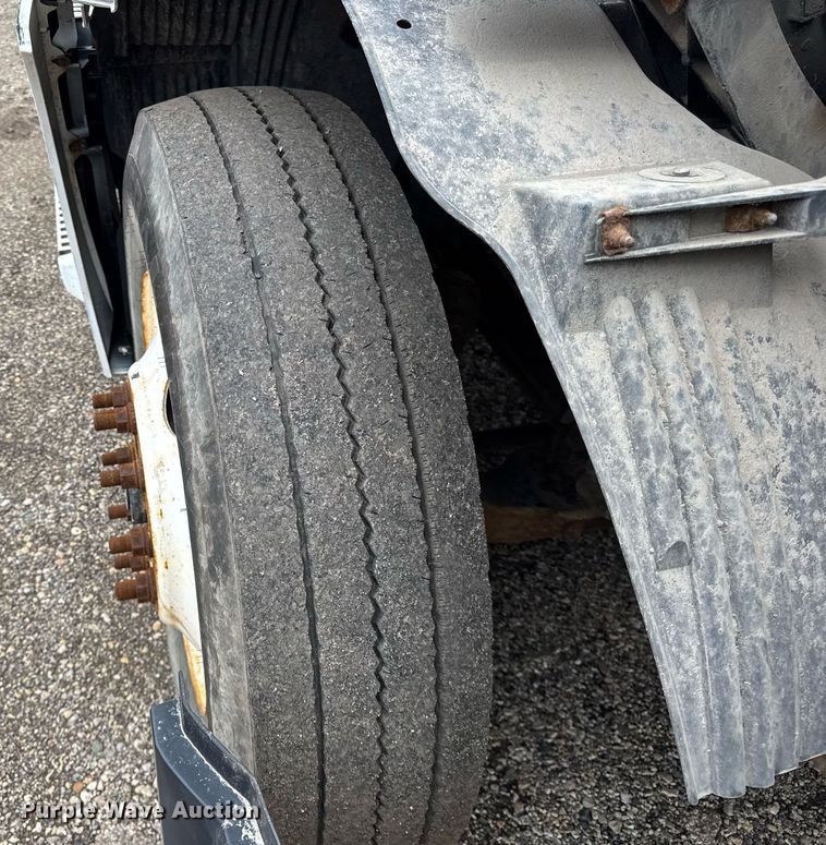 image for item DU3431 2009 Volvo VNL semi truck