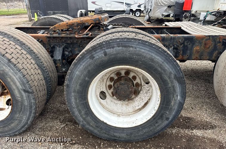 image for item DU3431 2009 Volvo VNL semi truck