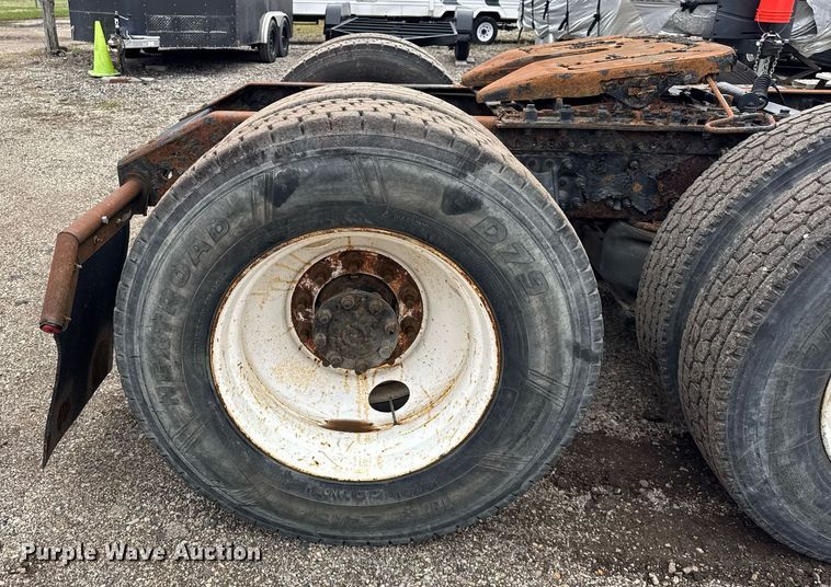 image for item DU3431 2009 Volvo VNL semi truck