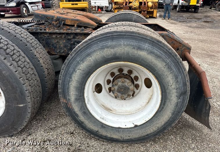 image for item DU3431 2009 Volvo VNL semi truck