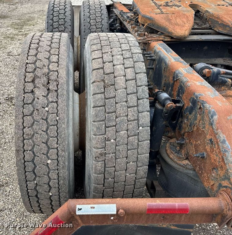 image for item DU3431 2009 Volvo VNL semi truck