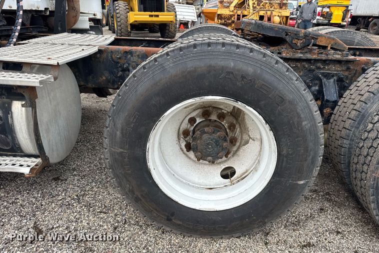 image for item DU3431 2009 Volvo VNL semi truck