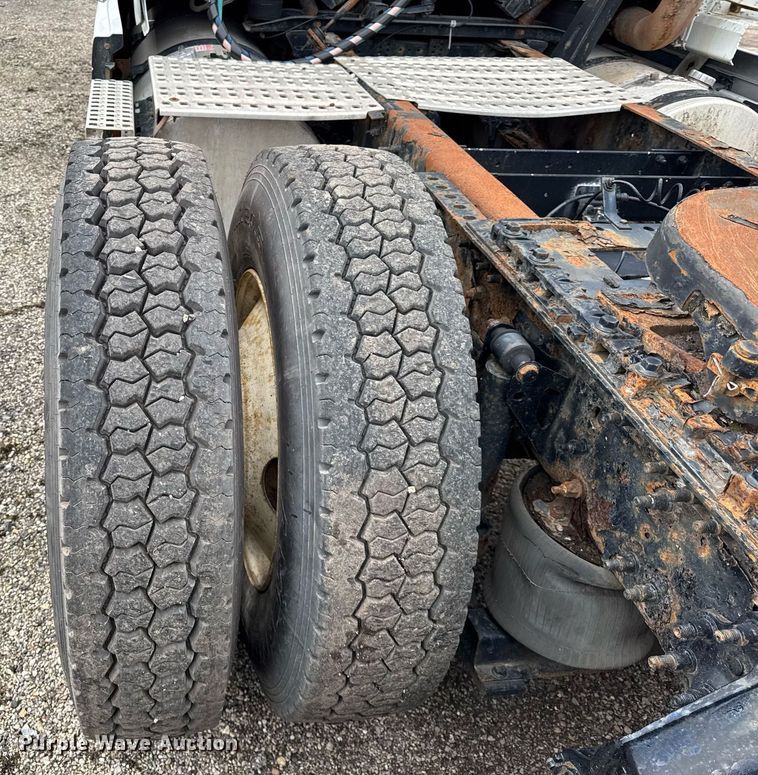 image for item DU3431 2009 Volvo VNL semi truck