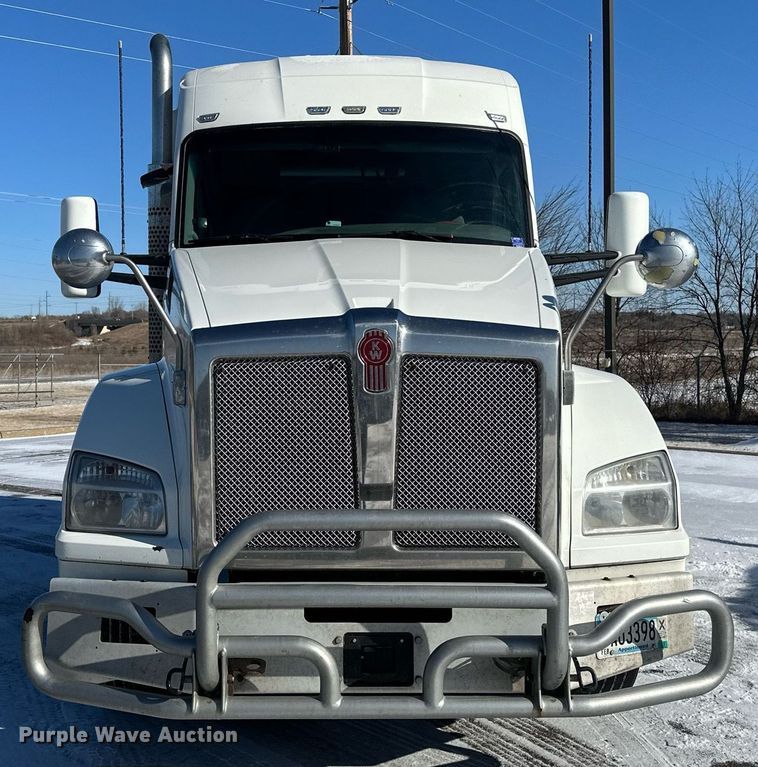 image for item DV0567 2016 Kenworth  T880 semi truck