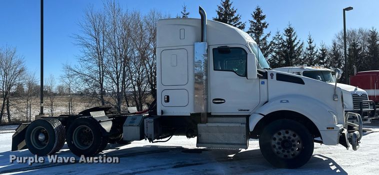 image for item DV0567 2016 Kenworth  T880 semi truck