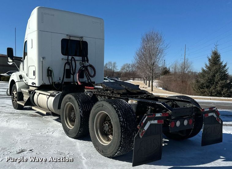 image for item DV0567 2016 Kenworth  T880 semi truck