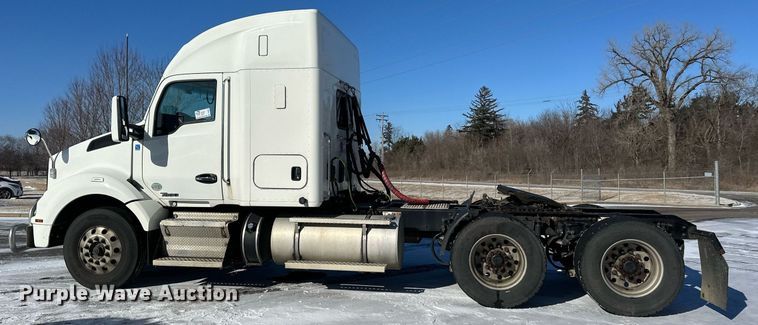 image for item DV0567 2016 Kenworth  T880 semi truck