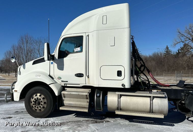 image for item DV0567 2016 Kenworth  T880 semi truck