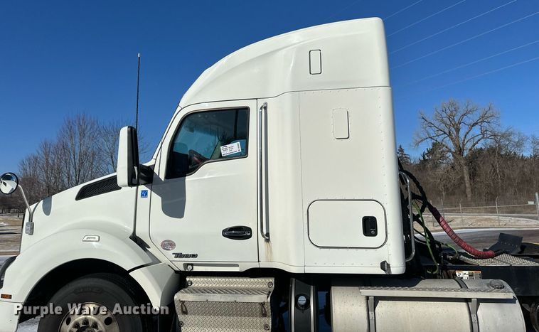 image for item DV0567 2016 Kenworth  T880 semi truck